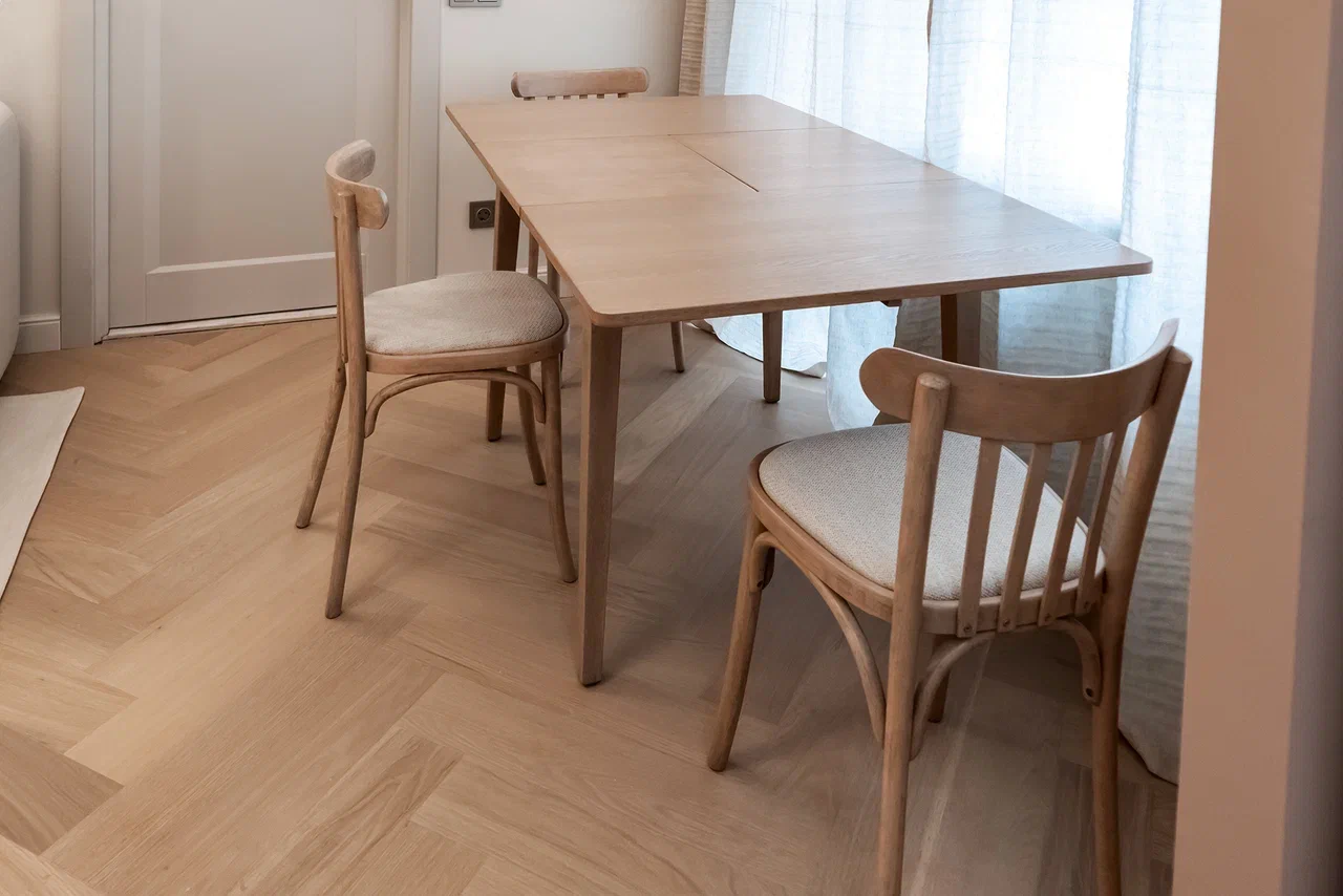 Композитная паркетная доска Quartz Parquet Елка Дуб испанский 33-404 венгерская елка 635×127×5 фото в интерьере Композитная паркетная доска Quartz Parquet Елка Дуб испанский 33-404 венгерская елка 635×127×5 фото в интерьере